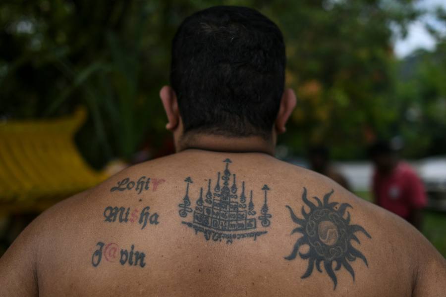 Los devotos del dios hindú Murugan celebran el Taipusam. Es un festival importante de la comunidad Tamil. Los devotos llevan kavadi, o cargas físicas, y participan en una larga procesión, a menudo comenzando antes del amanecer, para honrar al dios hindú Murugan y pedir favores o perdón.