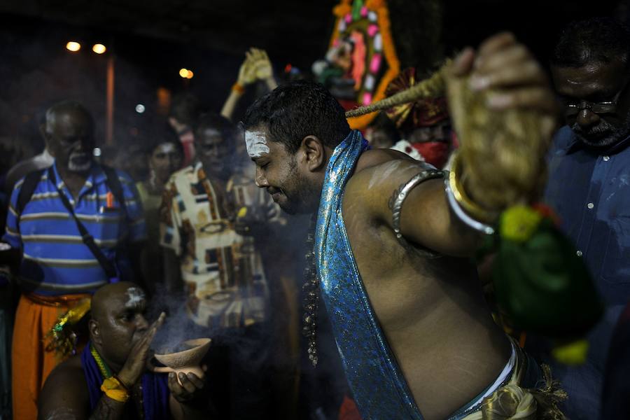 Los devotos del dios hindú Murugan celebran el Taipusam. Es un festival importante de la comunidad Tamil. Los devotos llevan kavadi, o cargas físicas, y participan en una larga procesión, a menudo comenzando antes del amanecer, para honrar al dios hindú Murugan y pedir favores o perdón.