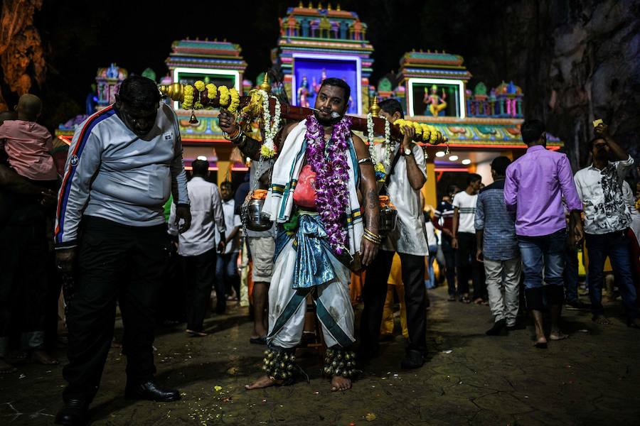 Los devotos del dios hindú Murugan celebran el Taipusam. Es un festival importante de la comunidad Tamil. Los devotos llevan kavadi, o cargas físicas, y participan en una larga procesión, a menudo comenzando antes del amanecer, para honrar al dios hindú Murugan y pedir favores o perdón.