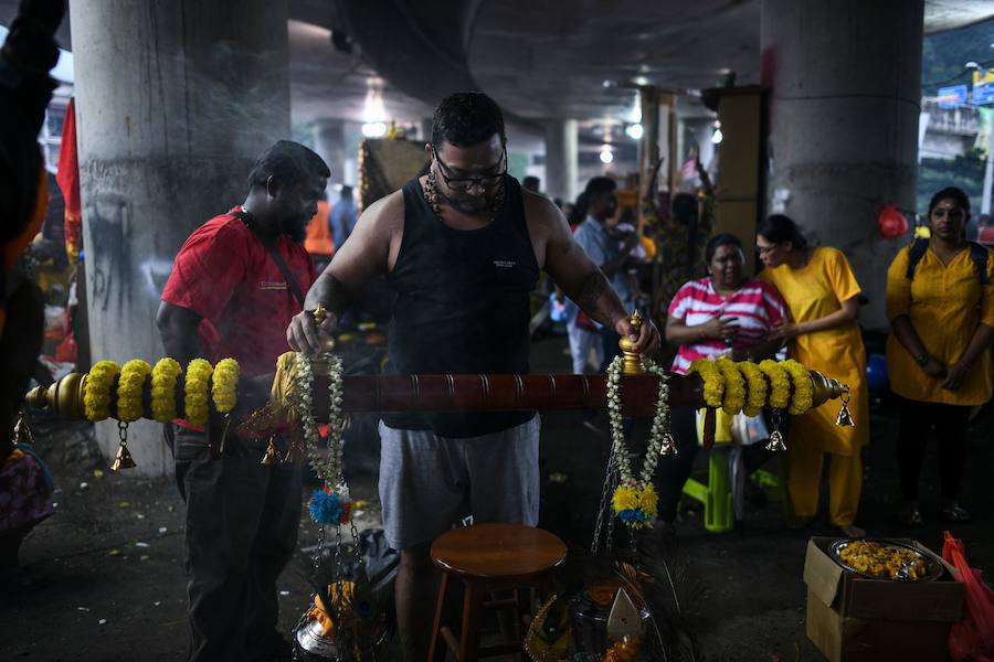 Los devotos del dios hindú Murugan celebran el Taipusam. Es un festival importante de la comunidad Tamil. Los devotos llevan kavadi, o cargas físicas, y participan en una larga procesión, a menudo comenzando antes del amanecer, para honrar al dios hindú Murugan y pedir favores o perdón.