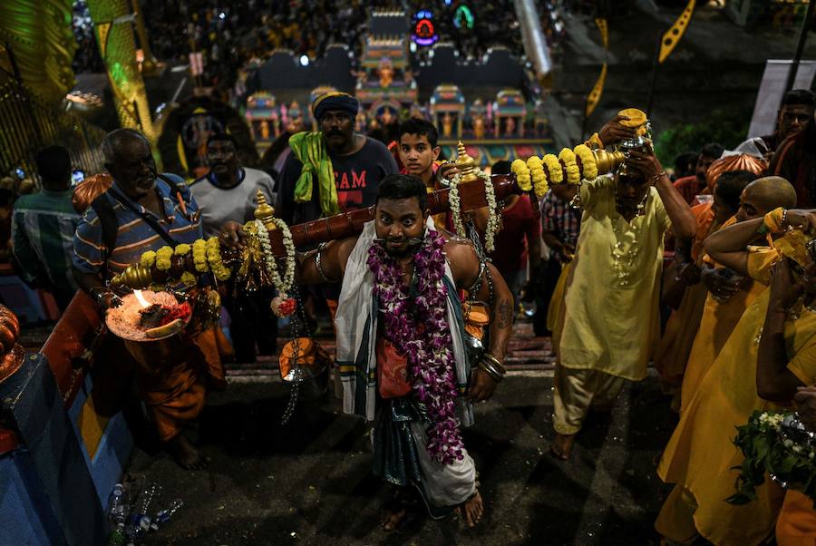 Los devotos del dios hindú Murugan celebran el Taipusam. Es un festival importante de la comunidad Tamil. Los devotos llevan kavadi, o cargas físicas, y participan en una larga procesión, a menudo comenzando antes del amanecer, para honrar al dios hindú Murugan y pedir favores o perdón.
