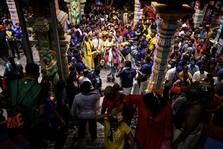 Los devotos del dios hindú Murugan celebran el Taipusam. Es un festival importante de la comunidad Tamil. Los devotos llevan kavadi, o cargas físicas, y participan en una larga procesión, a menudo comenzando antes del amanecer, para honrar al dios hindú Murugan y pedir favores o perdón.
