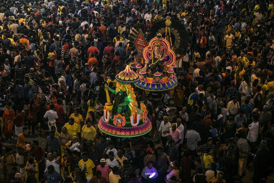 Los devotos del dios hindú Murugan celebran el Taipusam. Es un festival importante de la comunidad Tamil. Los devotos llevan kavadi, o cargas físicas, y participan en una larga procesión, a menudo comenzando antes del amanecer, para honrar al dios hindú Murugan y pedir favores o perdón.