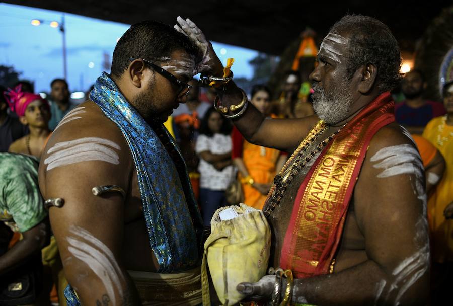 Los devotos del dios hindú Murugan celebran el Taipusam. Es un festival importante de la comunidad Tamil. Los devotos llevan kavadi, o cargas físicas, y participan en una larga procesión, a menudo comenzando antes del amanecer, para honrar al dios hindú Murugan y pedir favores o perdón.