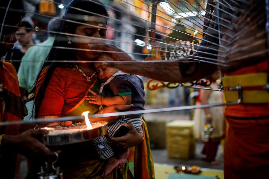 Los devotos del dios hindú Murugan celebran el Taipusam. Es un festival importante de la comunidad Tamil. Los devotos llevan kavadi, o cargas físicas, y participan en una larga procesión, a menudo comenzando antes del amanecer, para honrar al dios hindú Murugan y pedir favores o perdón.