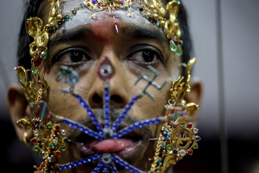 Los devotos del dios hindú Murugan celebran el Taipusam. Es un festival importante de la comunidad Tamil. Los devotos llevan kavadi, o cargas físicas, y participan en una larga procesión, a menudo comenzando antes del amanecer, para honrar al dios hindú Murugan y pedir favores o perdón.