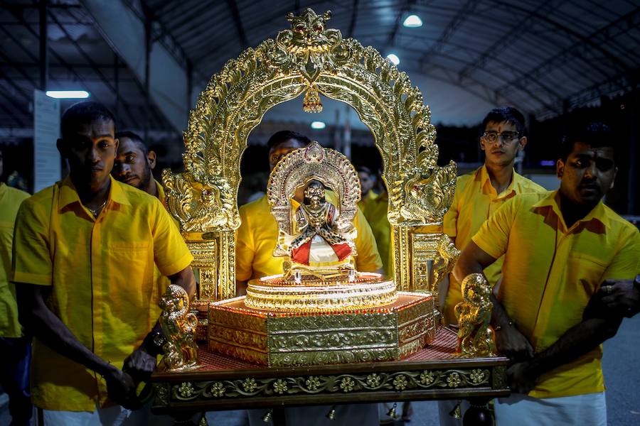 Los devotos del dios hindú Murugan celebran el Taipusam. Es un festival importante de la comunidad Tamil. Los devotos llevan kavadi, o cargas físicas, y participan en una larga procesión, a menudo comenzando antes del amanecer, para honrar al dios hindú Murugan y pedir favores o perdón.