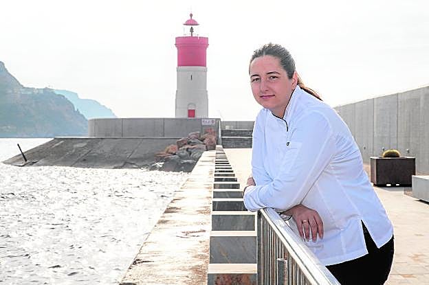 María Gómez, la chef del restaurante Magoga, posa en el puerto de Cartagena junto al Faro de Navidad. 