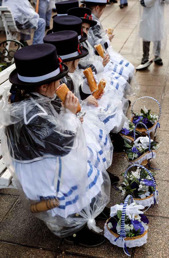 Los tamborreros desfilan por las calles de la Parte Vieja donostiarra durante la celebración del día de San Sebastián. Los donostiarras honran a su patron al ritmo de los tambores y de la cocina tradicional.