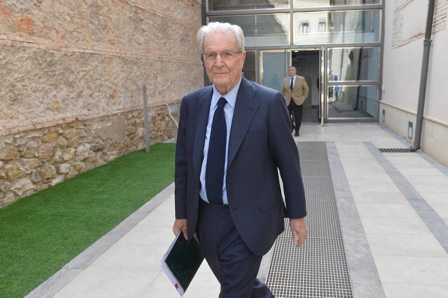 El jurista presenta en Murcia su nuevo libro, 'Manual para vivir en la era de la incertidumbre', haciendo una defensa «de lo humano»