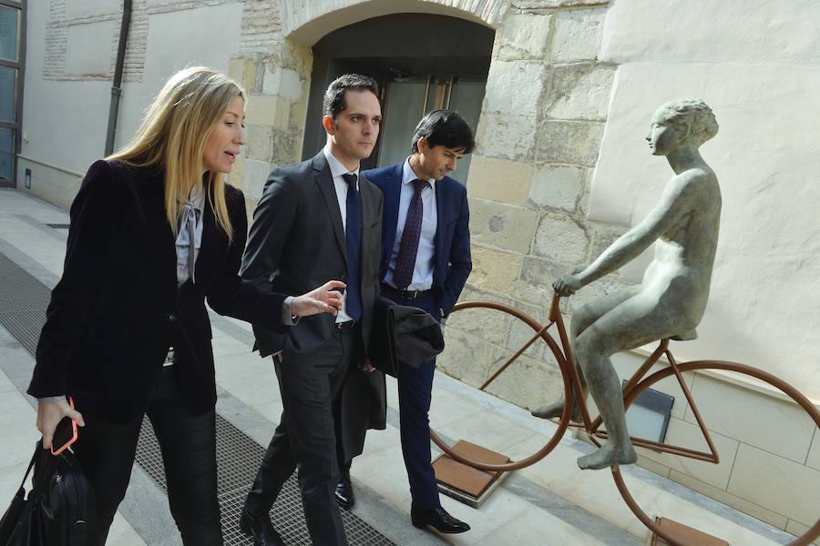 El jurista presenta en Murcia su nuevo libro, 'Manual para vivir en la era de la incertidumbre', haciendo una defensa «de lo humano»