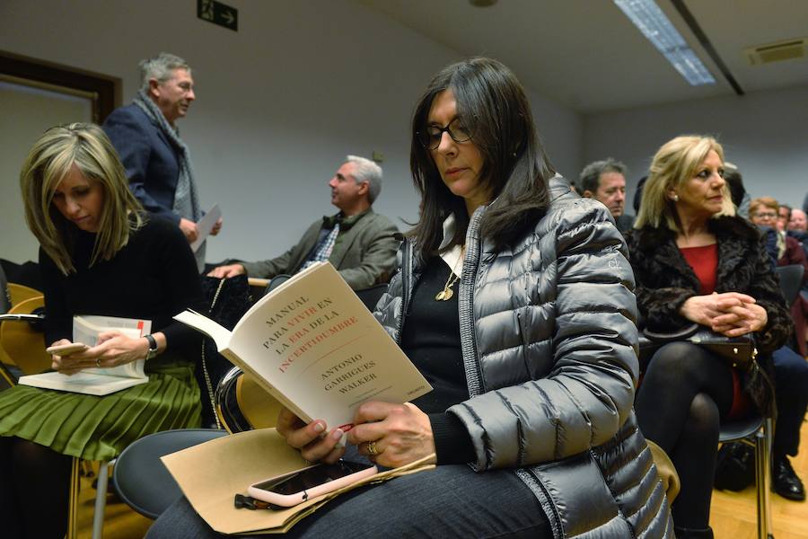 El jurista presenta en Murcia su nuevo libro, 'Manual para vivir en la era de la incertidumbre', haciendo una defensa «de lo humano»