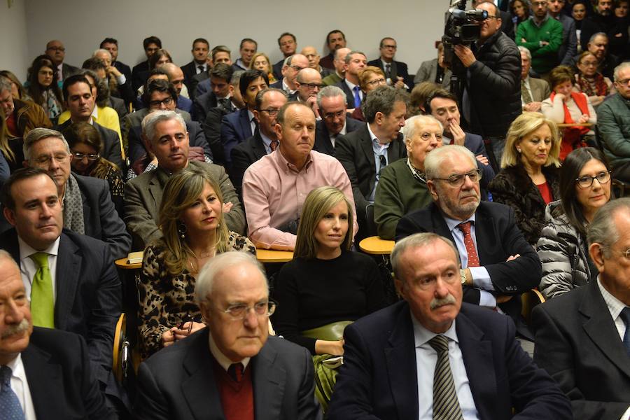 El jurista presenta en Murcia su nuevo libro, 'Manual para vivir en la era de la incertidumbre', haciendo una defensa «de lo humano»