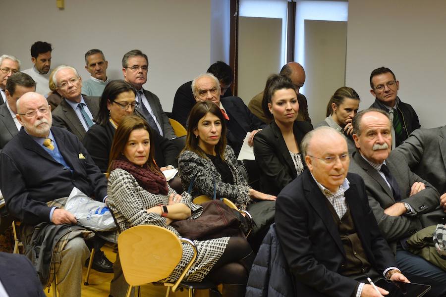 El jurista presenta en Murcia su nuevo libro, 'Manual para vivir en la era de la incertidumbre', haciendo una defensa «de lo humano»