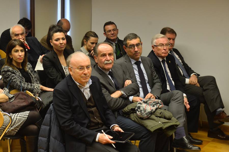 El jurista presenta en Murcia su nuevo libro, 'Manual para vivir en la era de la incertidumbre', haciendo una defensa «de lo humano»