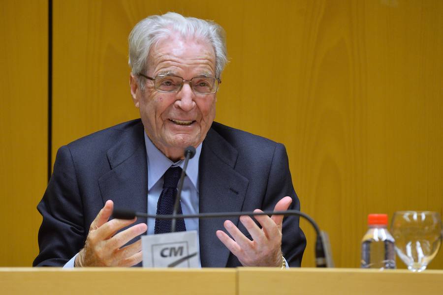 El jurista presenta en Murcia su nuevo libro, 'Manual para vivir en la era de la incertidumbre', haciendo una defensa «de lo humano»