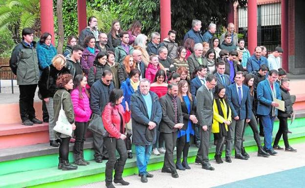 El alcalde y concejales, con profesores y alumnos del instituto José Planes, en Espinardo. 