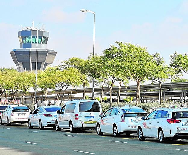 Parada de taxis en el aeropuerto de Corvera. Captan una media de cinco pasajeros por vuelo. 