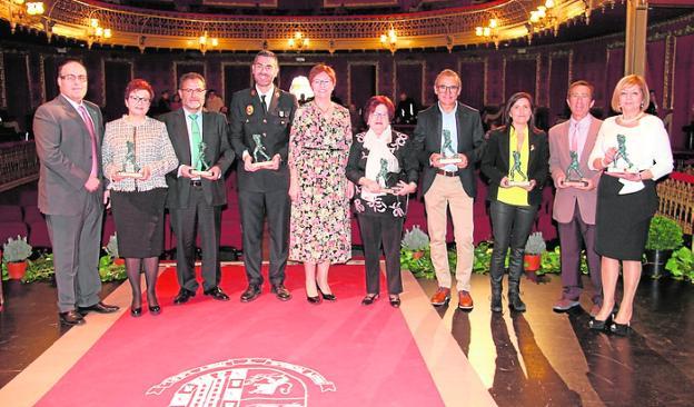 Los premiados con la alcaldesa (c), en el Teatro Vico. 