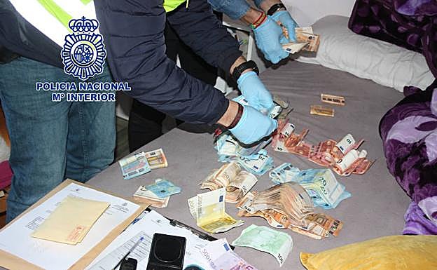 Dinero incautado tras el registro de la Policía Nacional.