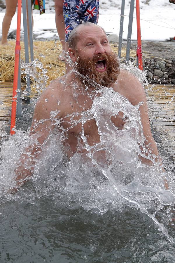 Varias personas se dan un baño en las aguas heladas de un lago para celebrar la Epifanía, cerca de la localidad de Vorontsovka, Biskek (Kirguistán). Los fieles creen que darse un chapuzón en aguas bendecidas fortalece cuerpo y espíritu.