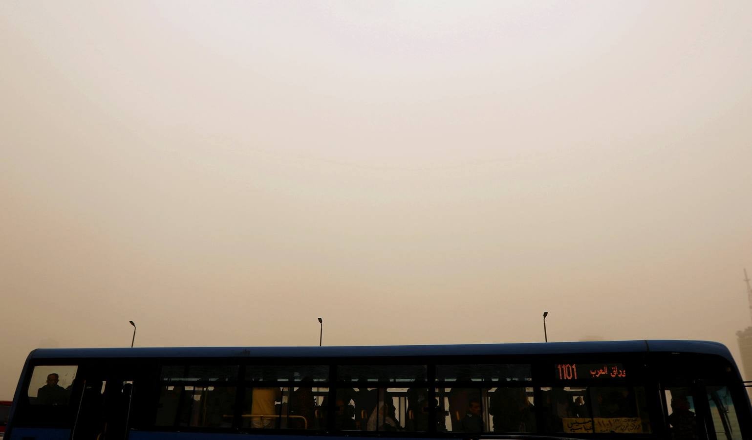 Varias personas se cubren el rostro durante una tormenta de arena en El Cairo, Egipto. La tormenta provocó que varios zoos y parques tuvieran que cerrar sus puertas al público.