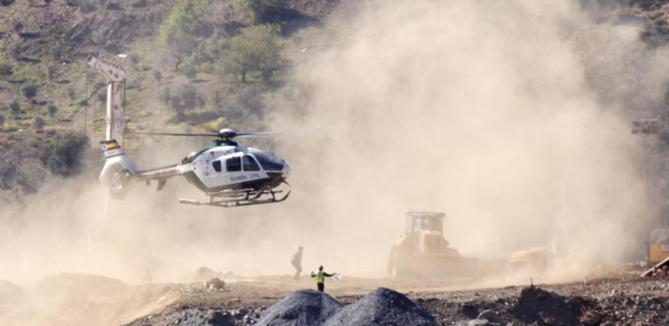 Imagen secundaria 2 - El helicóptero de la Guardia Civil regresa de Sevilla a Totalán, adonde había acudido para hacer acopio de explosivos para microvoladuras. Segunda imagen: descarga de los explosivos. Tercera foto: las máquinas en la zona de rescate, esta mañana.