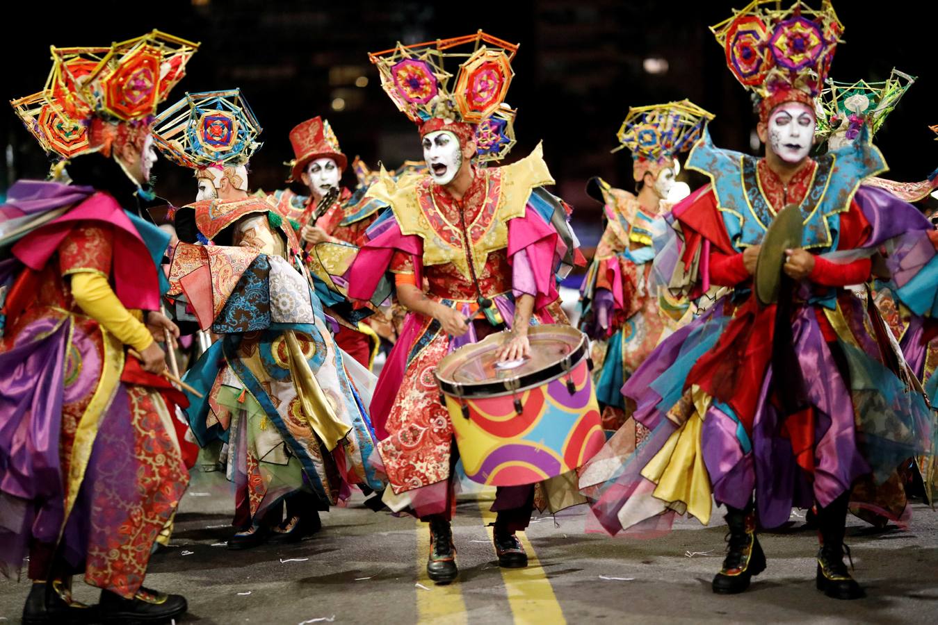 Agrupaciones de murgas uruguayas participan este en el desfile inaugural del carnaval de Montevideo (Uruguay). El tradicional desfile inaugural está compuesto por 44 conjuntos de las agrupaciones carnavalescas.