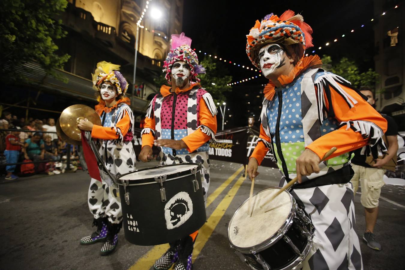 Agrupaciones de murgas uruguayas participan este en el desfile inaugural del carnaval de Montevideo (Uruguay). El tradicional desfile inaugural está compuesto por 44 conjuntos de las agrupaciones carnavalescas.