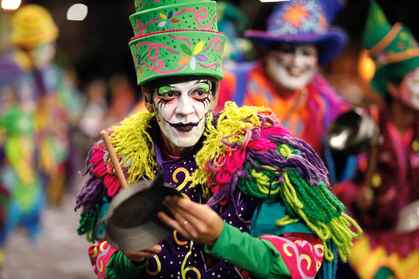 Agrupaciones de murgas uruguayas participan este en el desfile inaugural del carnaval de Montevideo (Uruguay). El tradicional desfile inaugural está compuesto por 44 conjuntos de las agrupaciones carnavalescas.