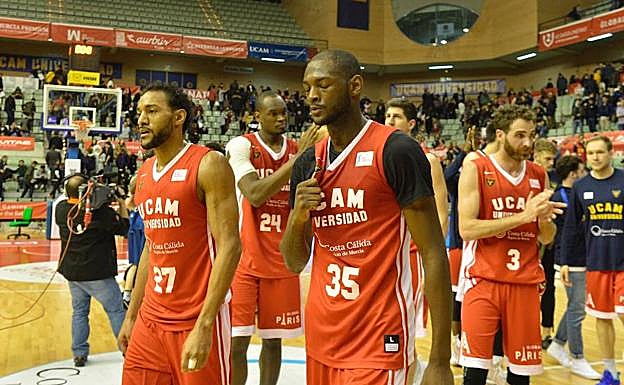 Los jugadores del UCAM, se marchan cariacontecidos tras la derrota.