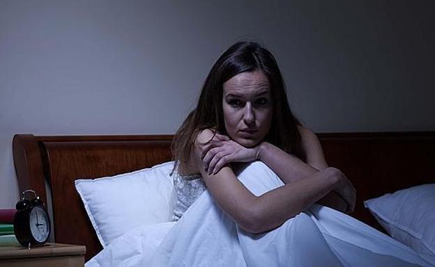 Una mujer con problemas de insomnio.