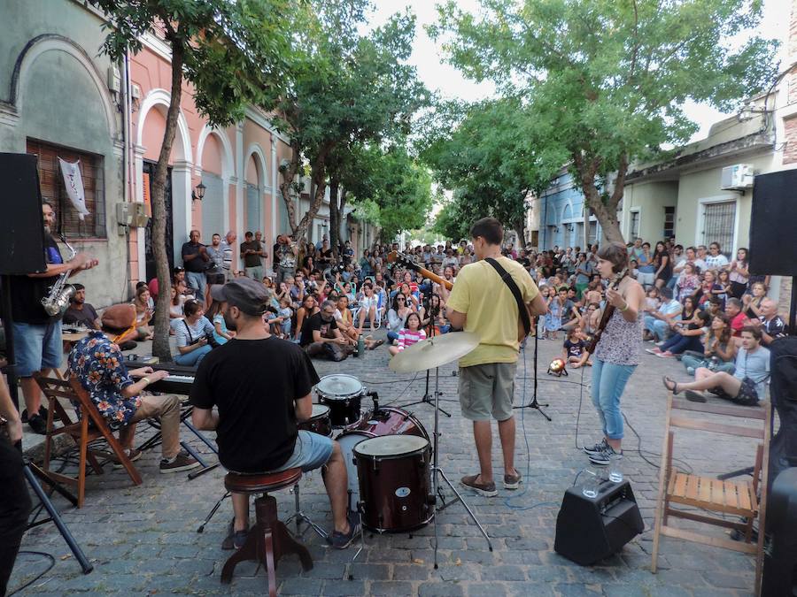 Festival celebrado en el distrito de Mercedes, Uruguay, en el que miles de artistas se unen para conbinar el estilo de música Jazz y el arte del graffiti.