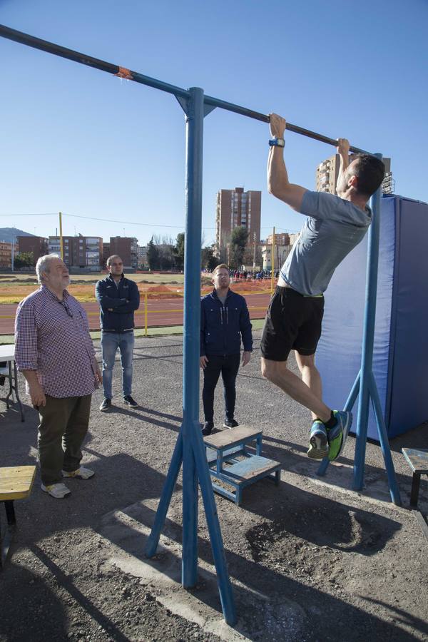 Los candidatos hicieron flexiones de barra y practicaron el salto de longitud. 