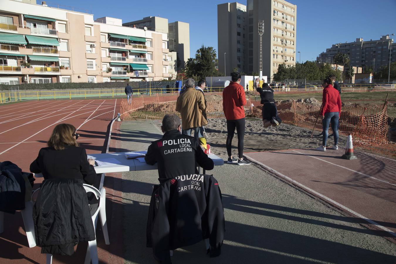Los candidatos hicieron flexiones de barra y practicaron el salto de longitud. 