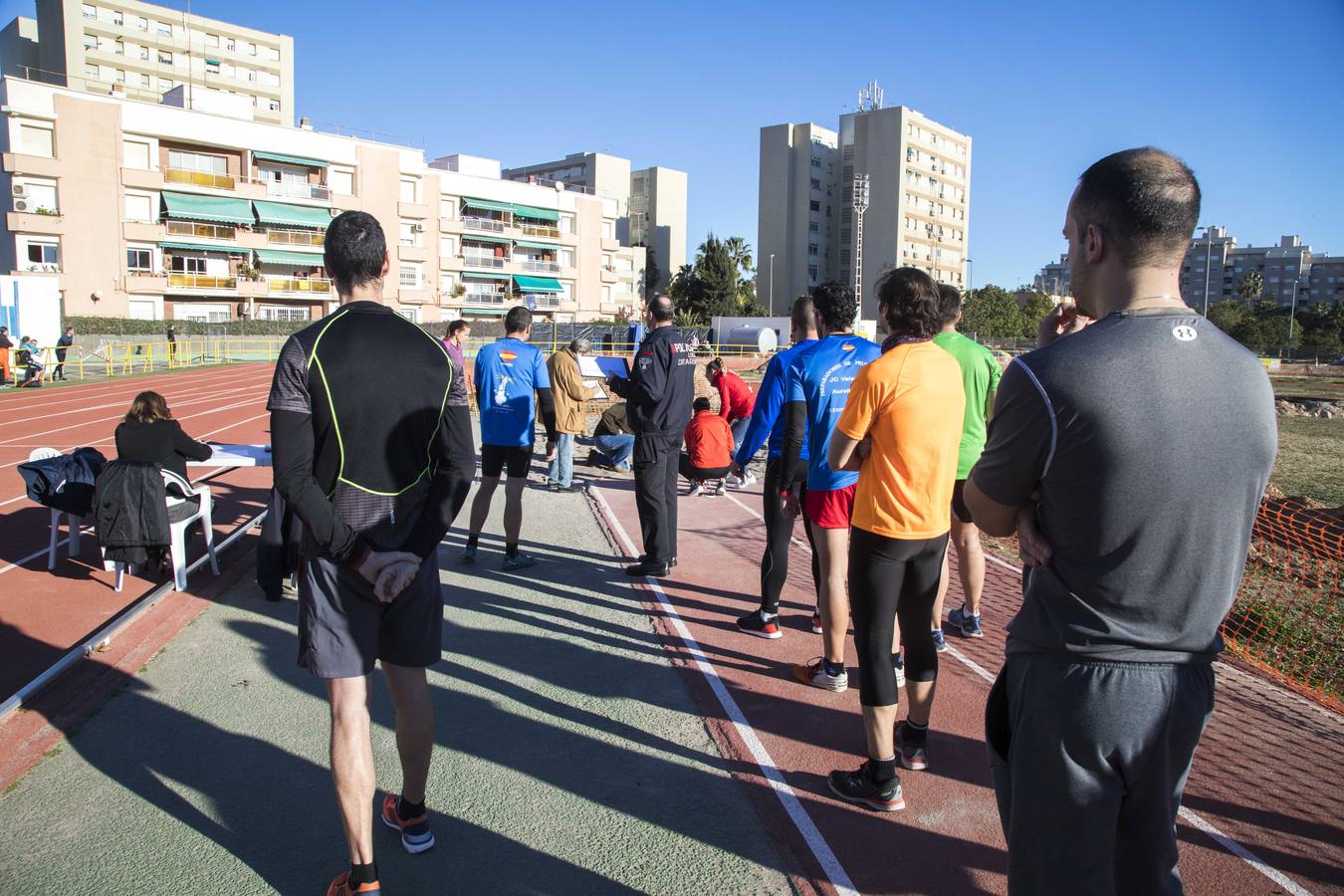 Los candidatos hicieron flexiones de barra y practicaron el salto de longitud. 