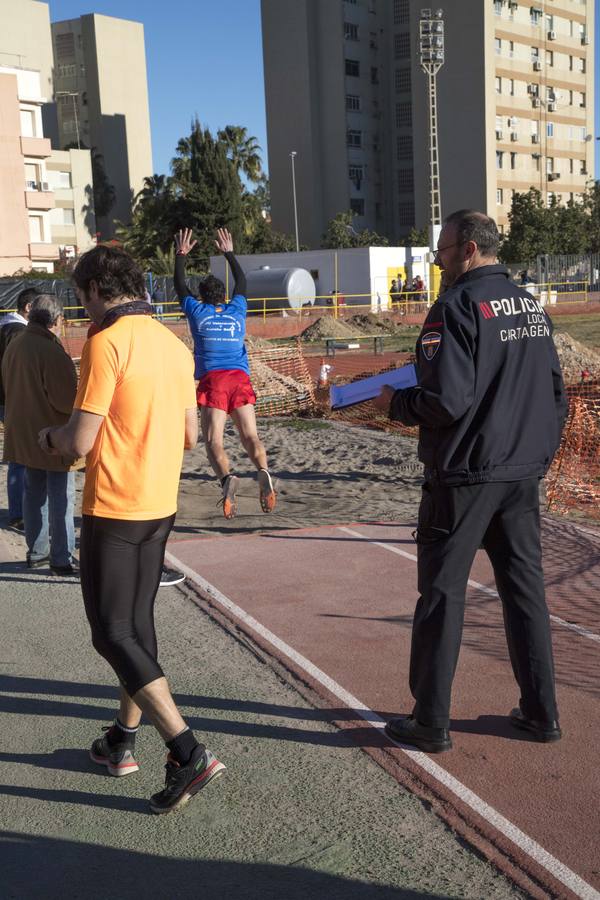 Los candidatos hicieron flexiones de barra y practicaron el salto de longitud. 