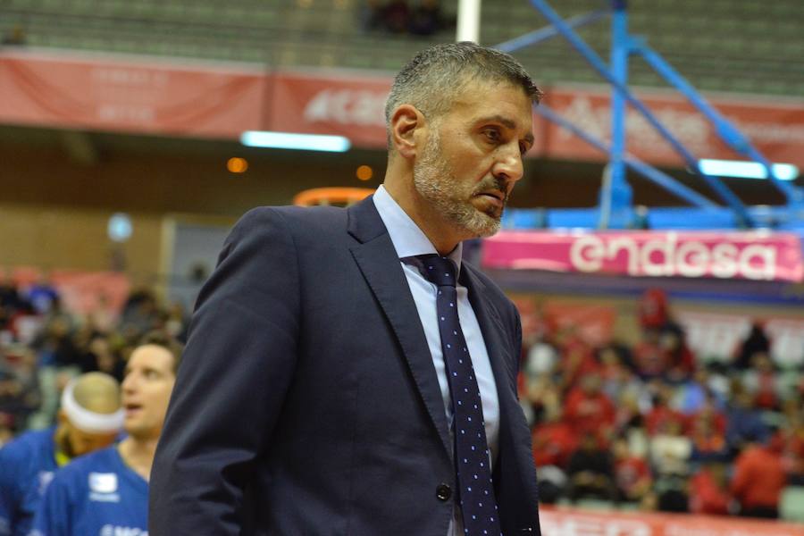 El conjunto universitario no levanta cabeza ante el conjunto entrenado por Ibon Navarro, predecesor en el banquillo murciano de Javi Juárez