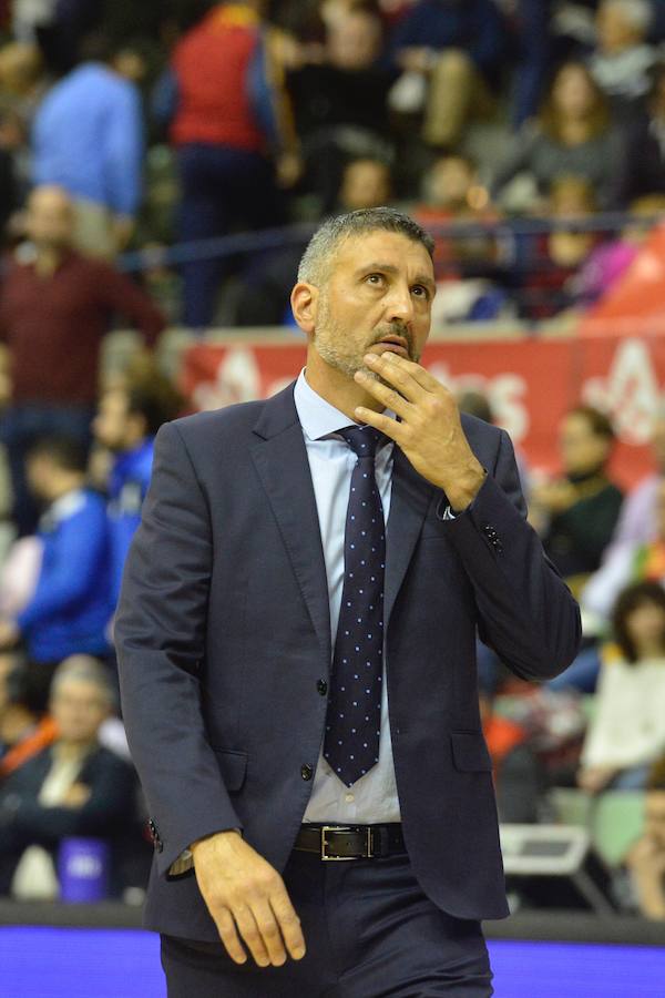 El conjunto universitario no levanta cabeza ante el conjunto entrenado por Ibon Navarro, predecesor en el banquillo murciano de Javi Juárez