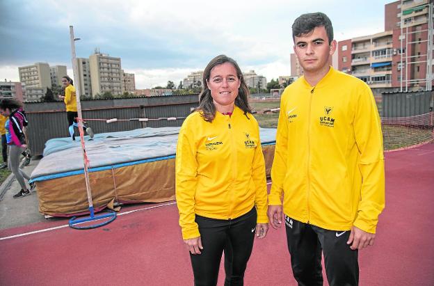 La entrenadora Patricia Paz, con José Luis Corral, el miércoles, en la pista municipal de atletismo.