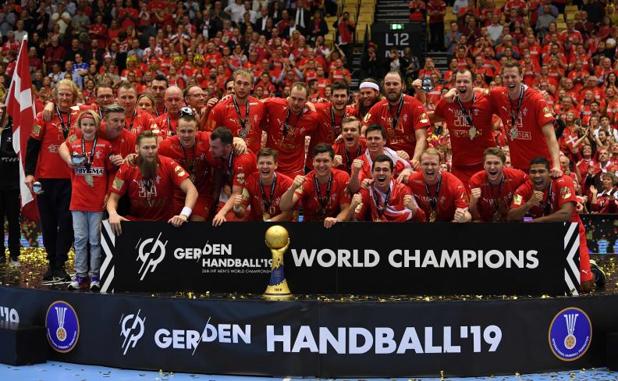 La selección danesa celebrando la victoria en el mundial de balonmano