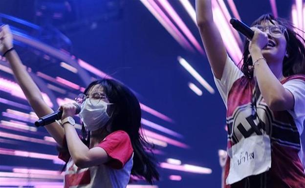 La estrella del pop tailandesa, en el escenario con la camiseta nazi. 