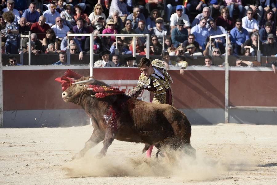 Téllez y Barbero, con dos trofeos cada uno, también salieron a hombros en el primer festejo del año en la Región