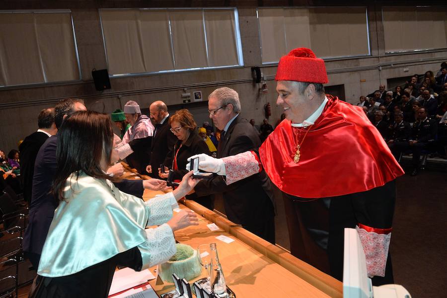 La catedrática de la Facultad de Educación Pilar Arnáiz fue la encargada de leer la lección magistral, que giró en torno a la educación inclusiva, hacia la que se avanza en las últimas décadas, según explicó