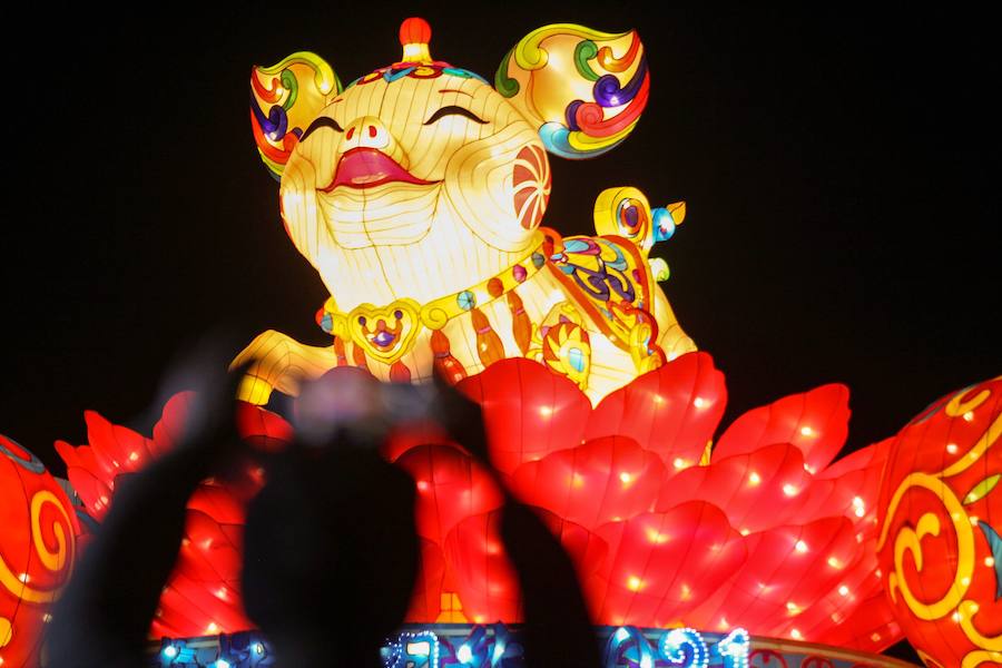 La danza del león es una característica común para traer buena fortuna, prosperidad, buena suerte a las empresas y ahuyentar a los espíritus malignos durante el Año Nuevo Lunar que se celebra el 5 de febrero de este año.