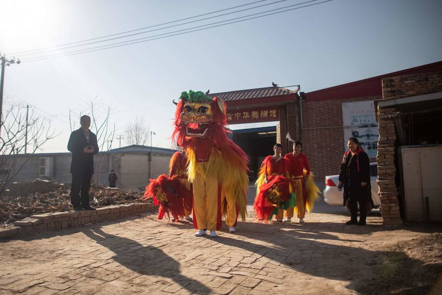 La danza del león es una característica común para traer buena fortuna, prosperidad, buena suerte a las empresas y ahuyentar a los espíritus malignos durante el Año Nuevo Lunar que se celebra el 5 de febrero de este año.