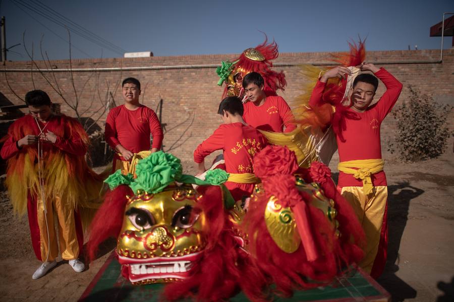 La danza del león es una característica común para traer buena fortuna, prosperidad, buena suerte a las empresas y ahuyentar a los espíritus malignos durante el Año Nuevo Lunar que se celebra el 5 de febrero de este año.