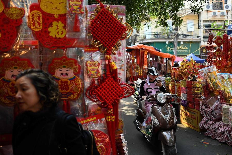 La danza del león es una característica común para traer buena fortuna, prosperidad, buena suerte a las empresas y ahuyentar a los espíritus malignos durante el Año Nuevo Lunar que se celebra el 5 de febrero de este año.