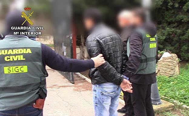 Agentes de la Benemérita realizan una de las detenciones.