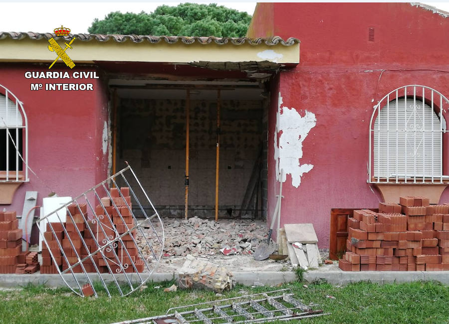 Son sospechosos de delitos contra el derecho de los ciudadanos extranjeros, detención ilegal, pertenencia a organización criminal y contra la salud pública.